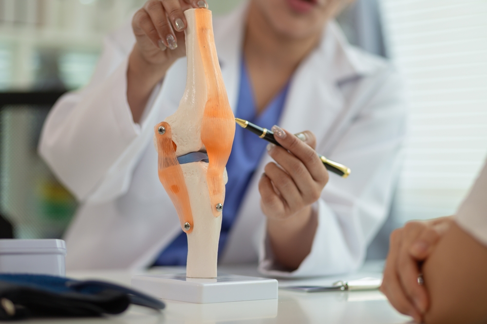 Patients,Seek,Consultation,For,Knee,Pain,Caused,By,Old,Age
