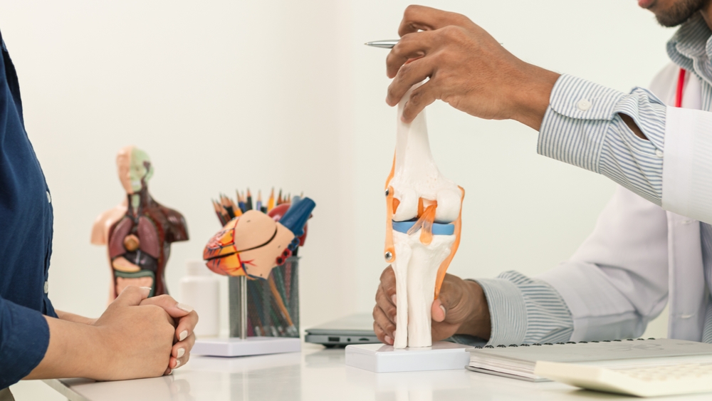 Doctor,Is,Consulting,And,Treating,Patient,Knee,Pain,And,Recommending