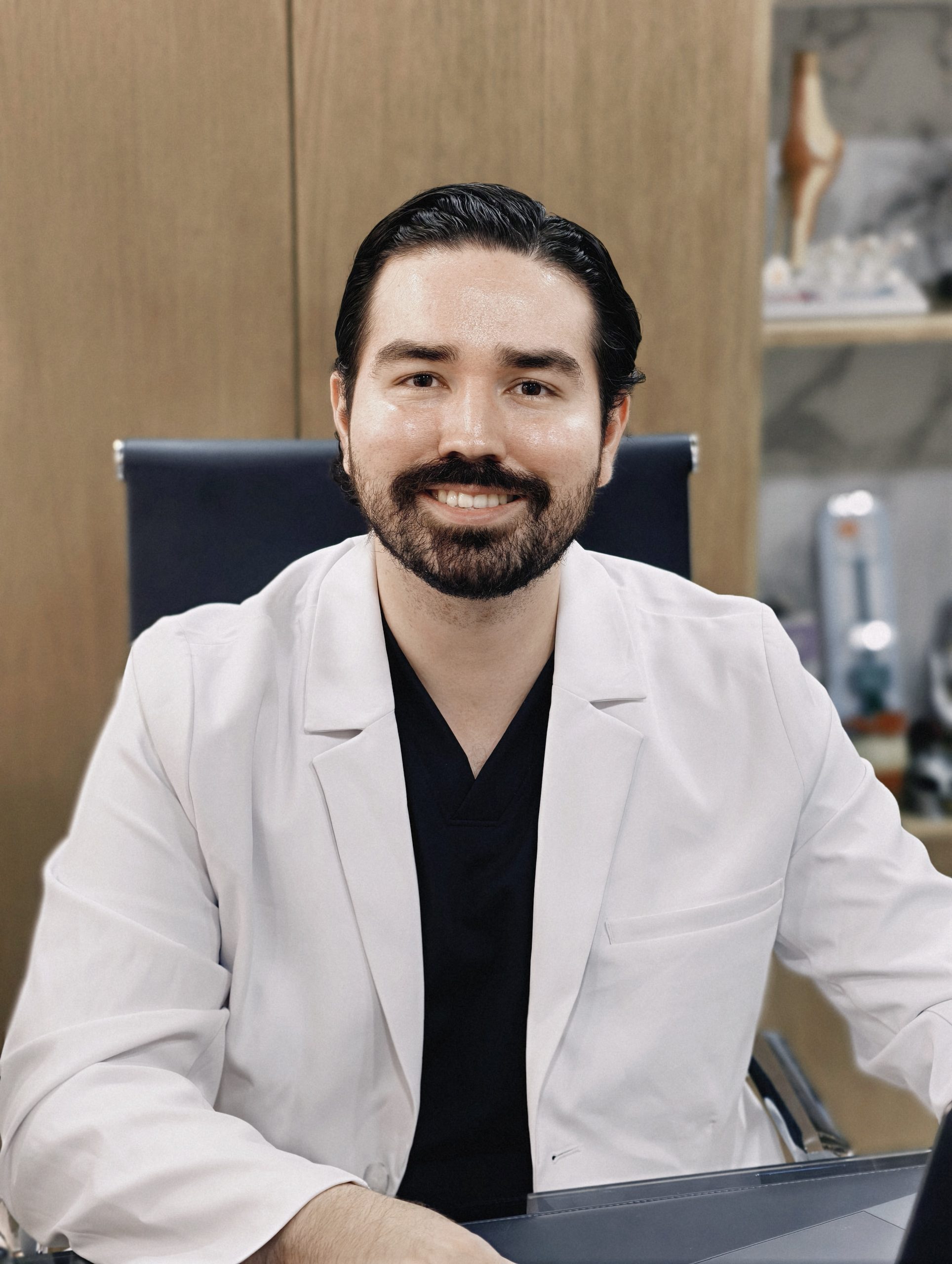 Dr. Braulio Ayala sonriendo en su consultorio de Doctors Hospital, Monterrey