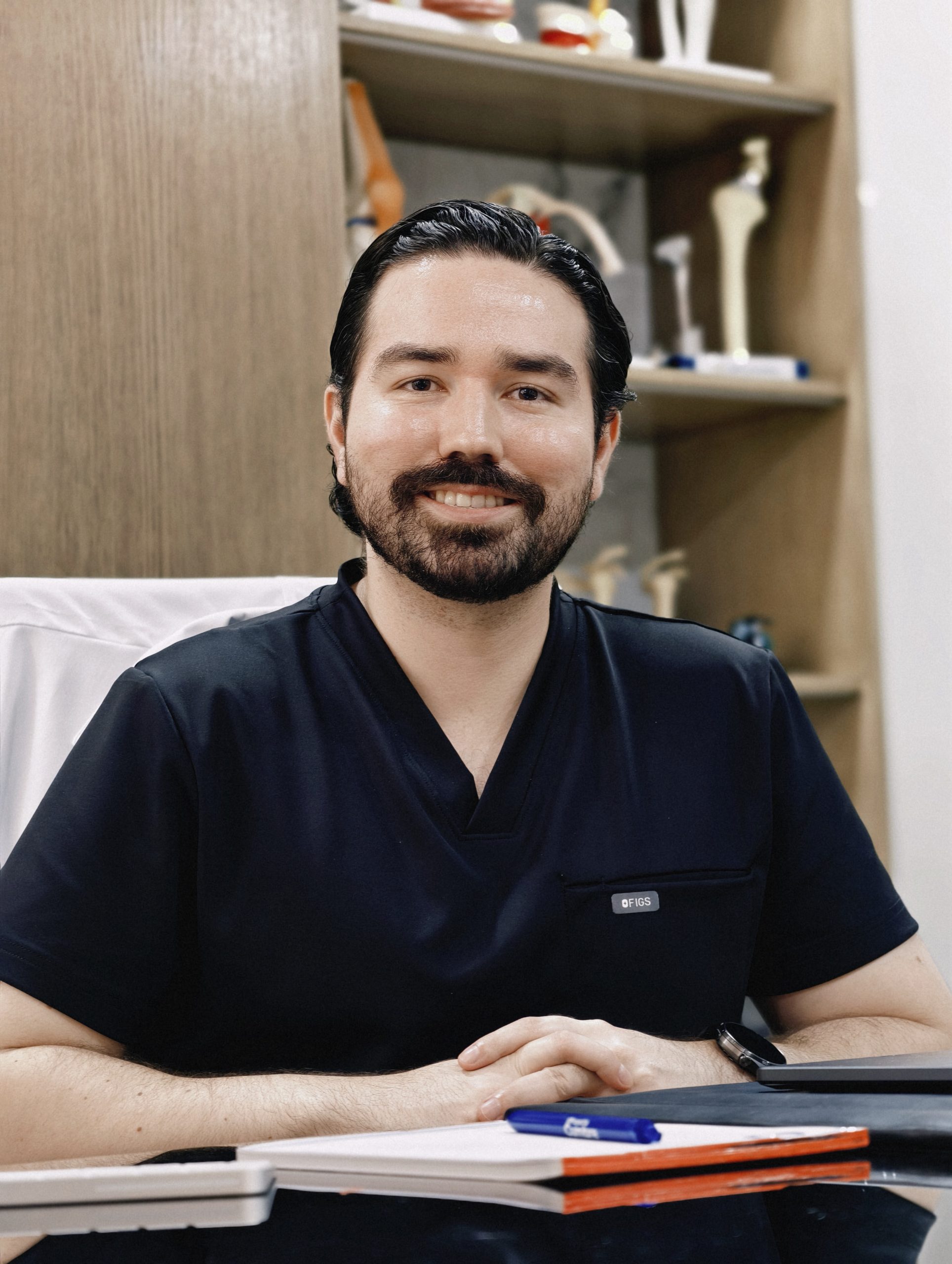 Dr. Braulio Ayala, cirujano ortopedista con Fellowship en Hombro y Rodilla, en su consultorio de Doctors Hospital, Monterrey