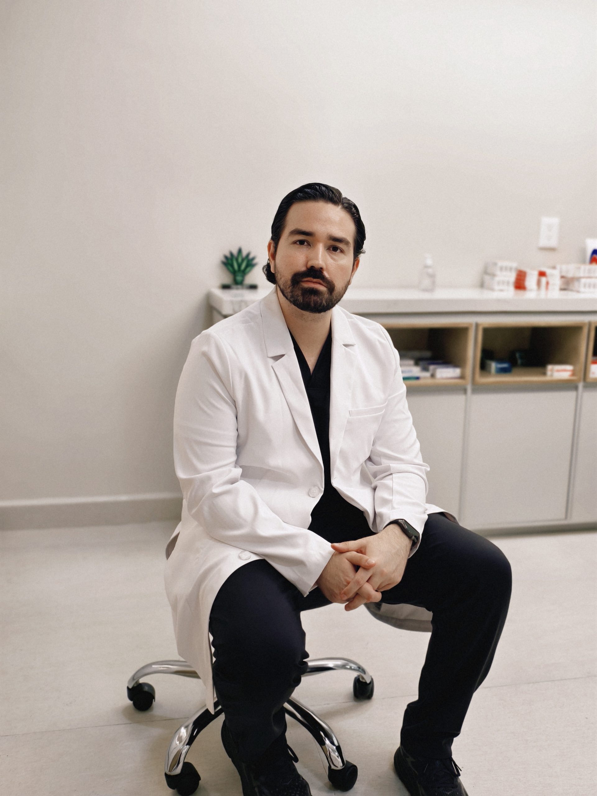 Dr. Braulio Ayala, cirujano ortopedista, en su consultorio de Doctors Hospital, Monterrey