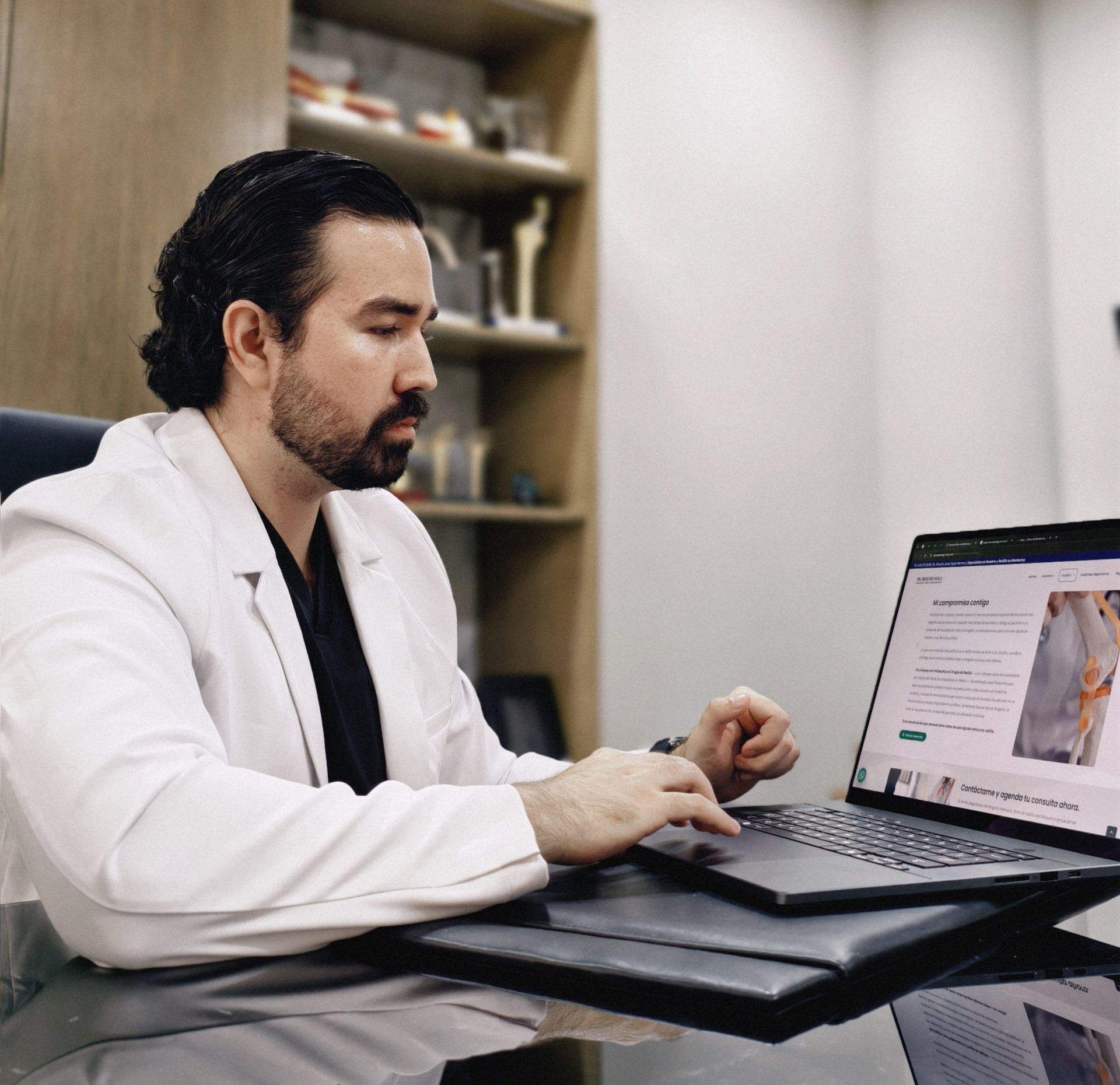 Dr. Braulio Ayala, cirujano artroscópico de hombro en Monterrey — evaluación en consulta en Doctors Hospital, Monterrey